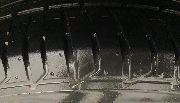 2016 Hyundai Verna FLUIDIC 4S1.6 VTVT SX AT, Petrol, Automatic, 95,846 km, Right Front Tyre Tread