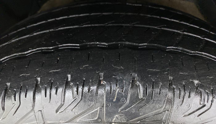 2016 Mahindra XUV500 W6 4X2, Diesel, Manual, 77,738 km, Right Front Tyre Tread