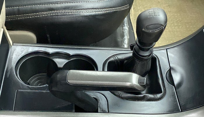 2016 Mahindra XUV500 W6 4X2, Diesel, Manual, 77,738 km, Gear Lever