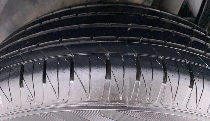 2021 Maruti Vitara Brezza ZXI +, Petrol, Manual, 7,976 km, Left Rear Tyre Tread