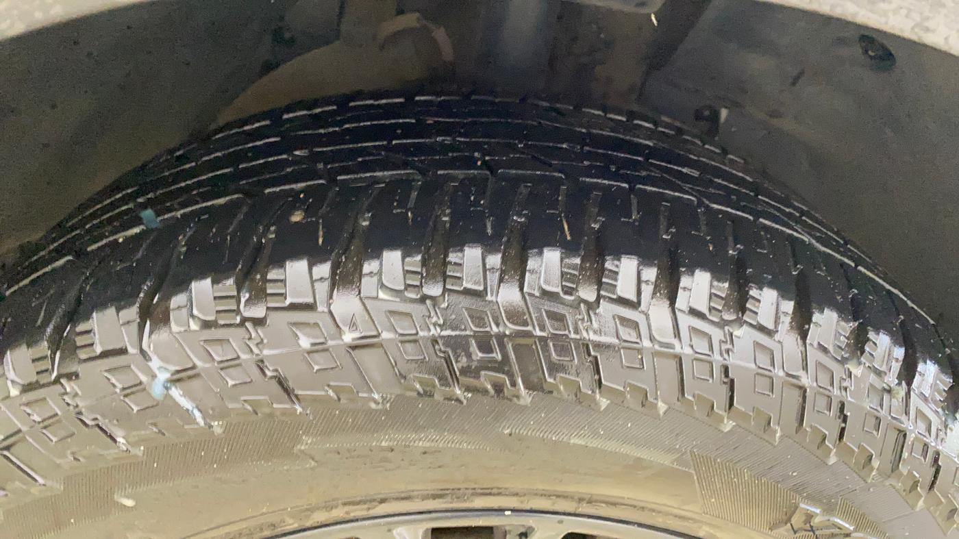 2021 Mahindra XUV500 W9, Diesel, Manual, 1,13,770 km, Right Front Tyre Tread