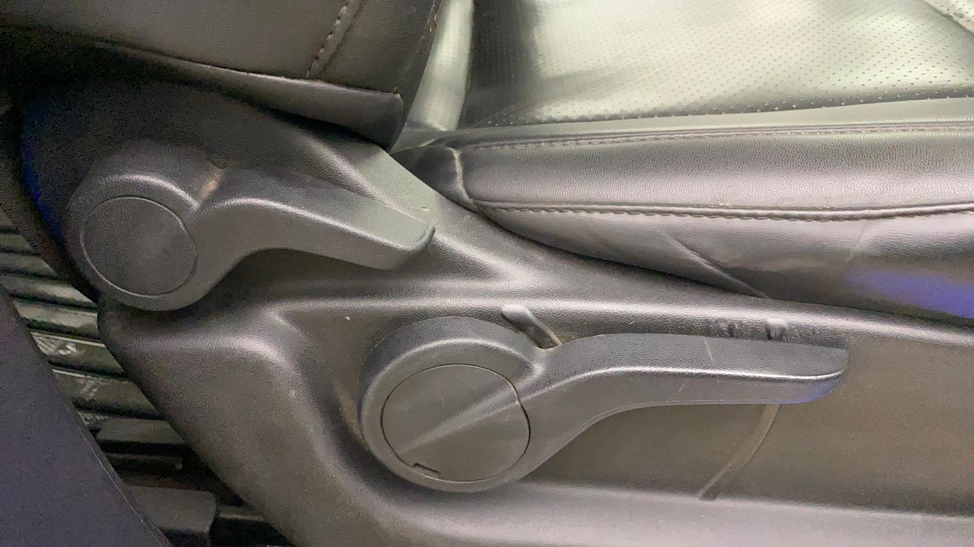 2021 Mahindra XUV500 W9, Diesel, Manual, 1,13,770 km, Driver Side Adjustment Panel