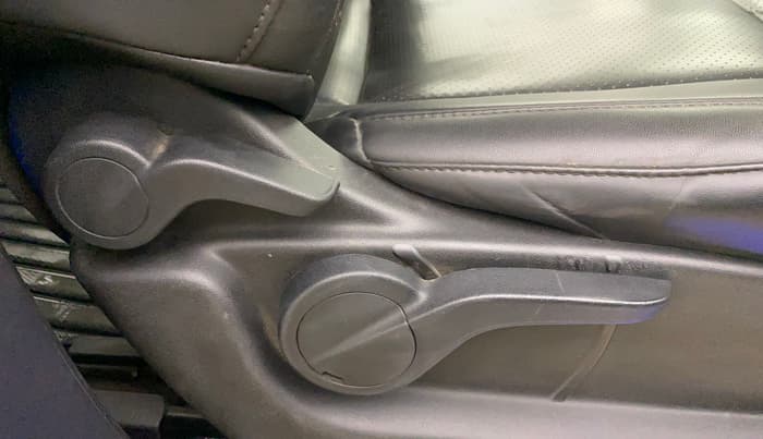 2021 Mahindra XUV500 W9, Diesel, Manual, 1,13,770 km, Driver Side Adjustment Panel