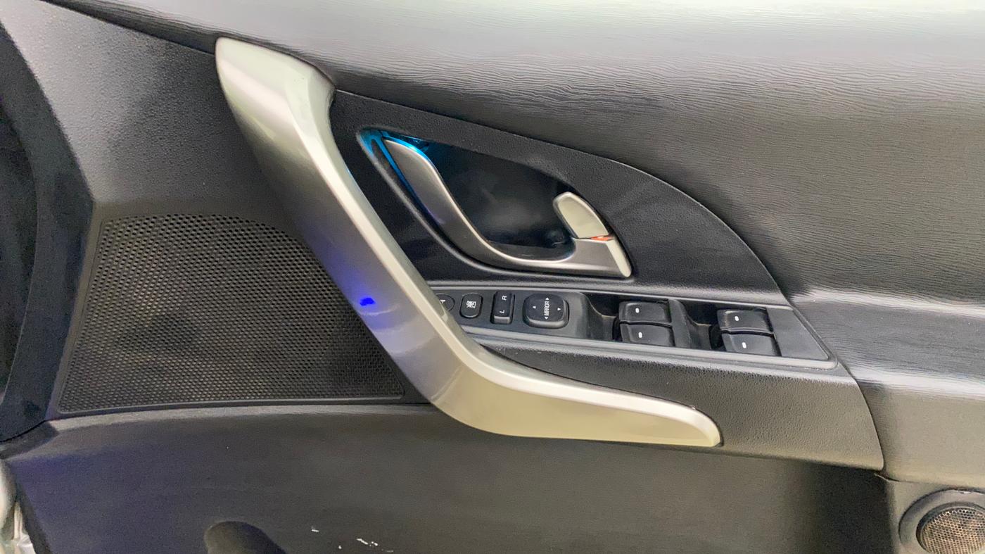 2021 Mahindra XUV500 W9, Diesel, Manual, 1,13,770 km, Driver Side Door Panels Control