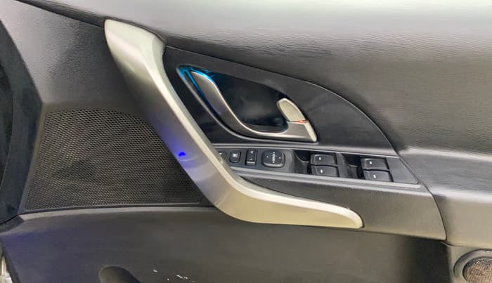 2021 Mahindra XUV500 W9, Diesel, Manual, 1,13,770 km, Driver Side Door Panels Control