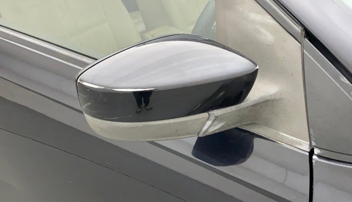2011 Volkswagen Vento HIGHLINE PETROL AT, Petrol, Automatic, 67,403 km, Right rear-view mirror - ORVM switch has minor damage
