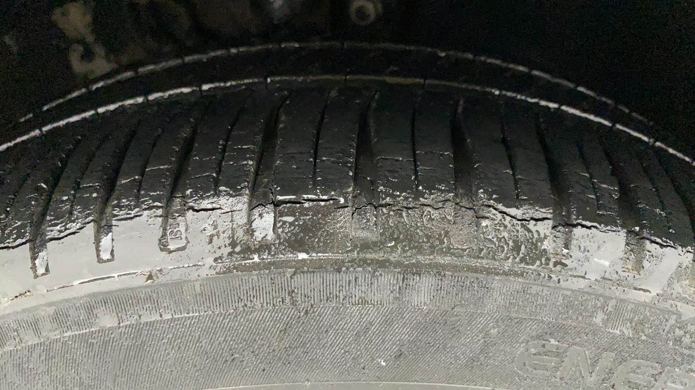 2011 Volkswagen Vento HIGHLINE PETROL AT, Petrol, Automatic, 67,403 km, Right Front Tyre Tread