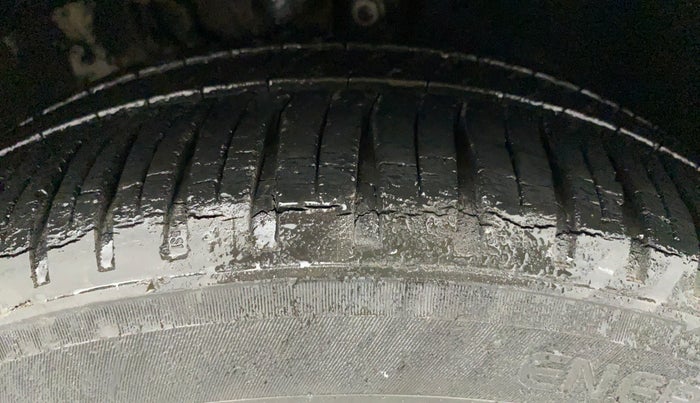 2011 Volkswagen Vento HIGHLINE PETROL AT, Petrol, Automatic, 67,403 km, Right Front Tyre Tread