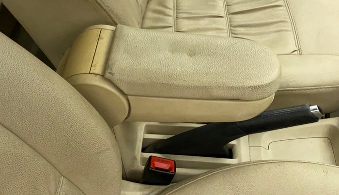 2011 Volkswagen Vento HIGHLINE PETROL AT, Petrol, Automatic, 67,403 km, Driver seat - Armrest has minor damage