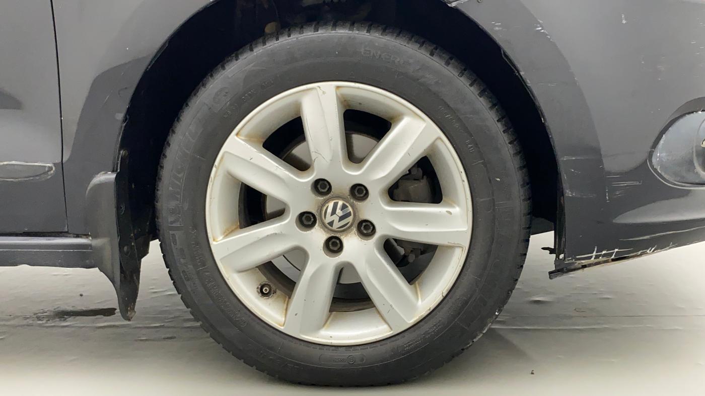 2011 Volkswagen Vento HIGHLINE PETROL AT, Petrol, Automatic, 67,403 km, Right Front Wheel