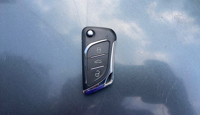 2021 Tata ALTROZ XE PETROL, Petrol, Manual, 34,288 km, Key Close Up