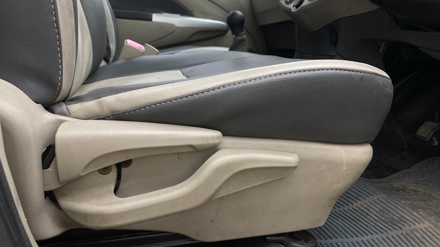 2015 Toyota Etios Liva V, Petrol, Manual, 59,013 km, Driver Side Adjustment Panel