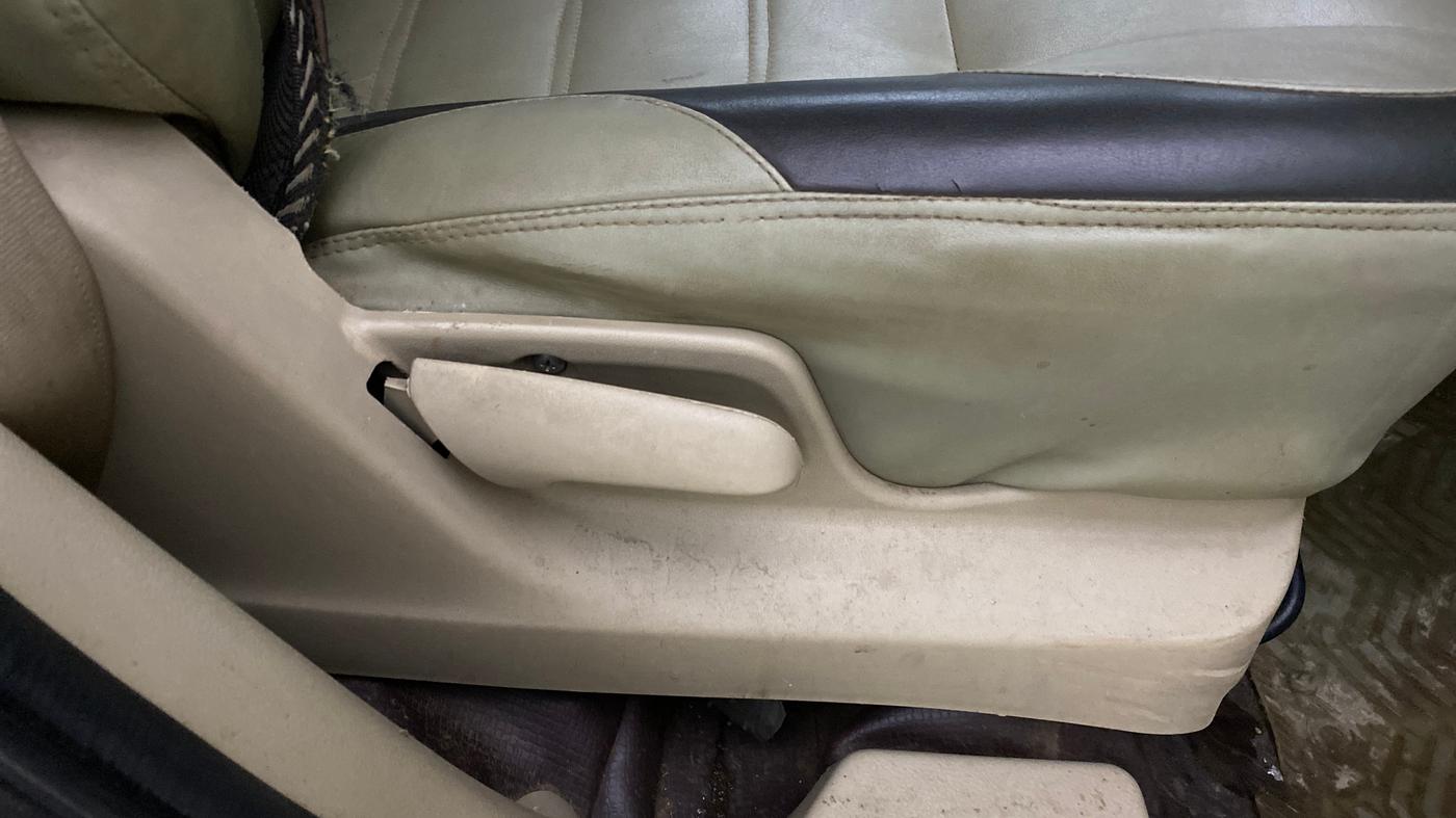 2017 Maruti Ertiga VXI CNG, CNG, Manual, 1,01,588 km, Driver Side Adjustment Panel