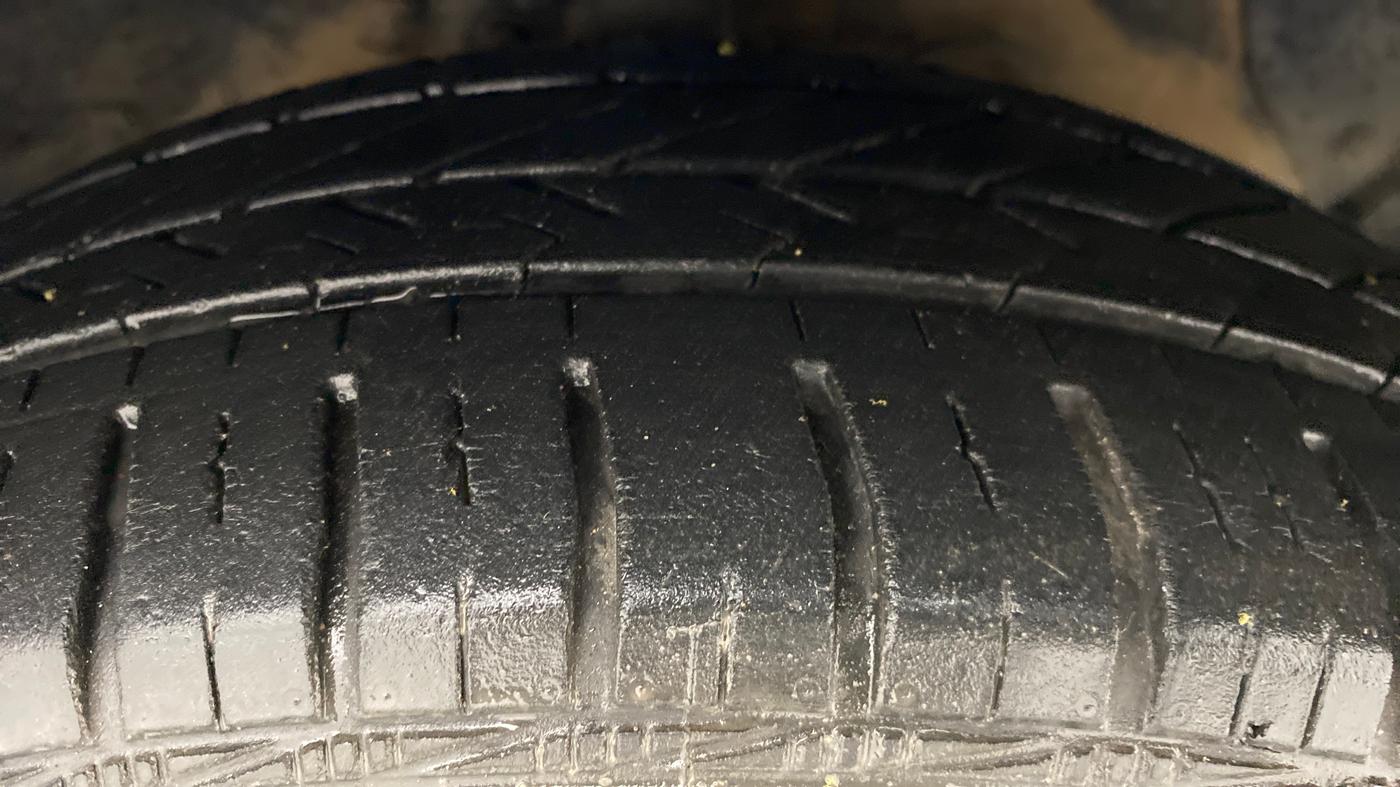 2017 Hyundai Grand i10 SPORTZ (O) 1.2 AT VTVT, Petrol, Automatic, 19,752 km, Right Front Tyre Tread