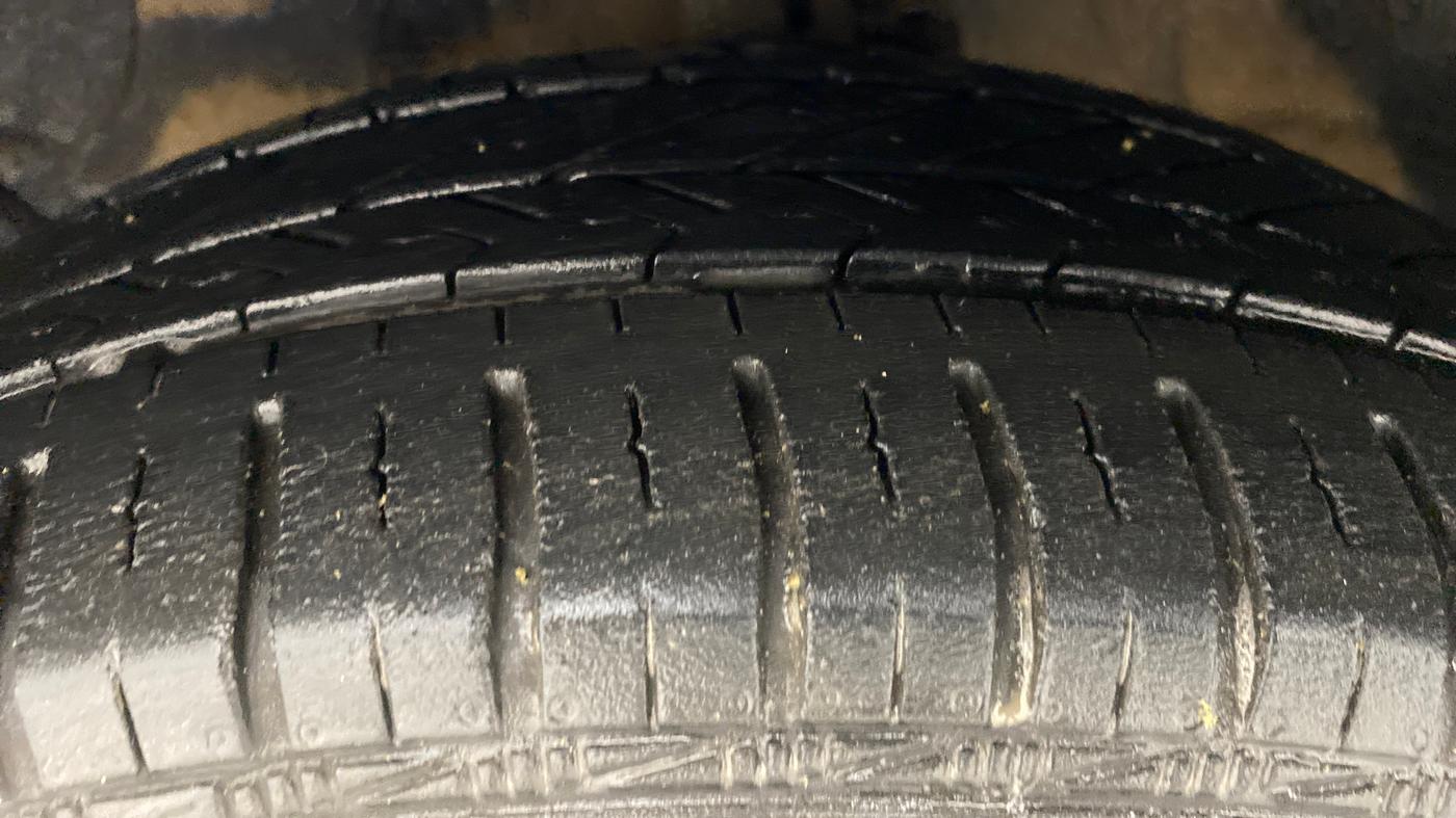 2017 Hyundai Grand i10 SPORTZ (O) 1.2 AT VTVT, Petrol, Automatic, 19,752 km, Left Front Tyre Tread