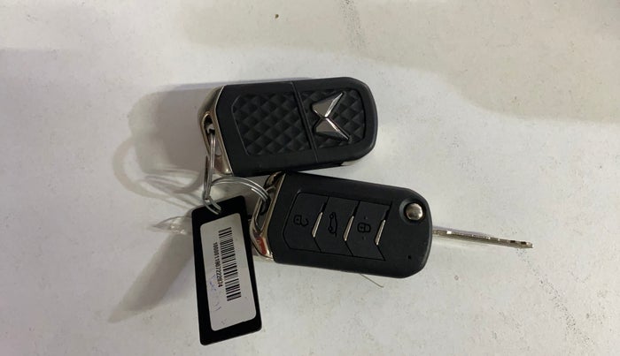 2022 Mahindra XUV700 AX 5 P MT 7 STR, Petrol, Manual, 32,365 km, Key Close Up