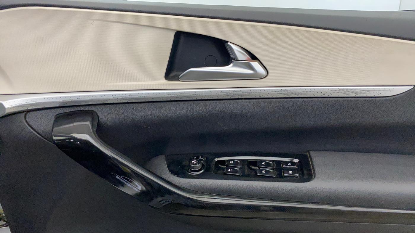 2022 Mahindra XUV700 AX 5 P MT 7 STR, Petrol, Manual, 33,015 km, Driver Side Door Panels Control
