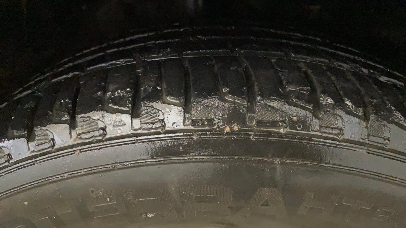 2022 Mahindra XUV700 AX 5 P MT 7 STR, Petrol, Manual, 33,015 km, Right Front Tyre Tread