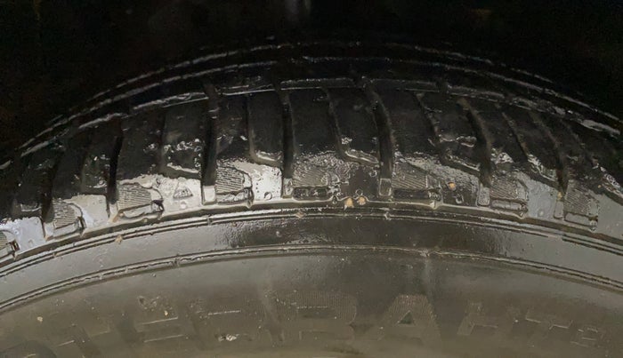 2022 Mahindra XUV700 AX 5 P MT 7 STR, Petrol, Manual, 32,365 km, Right Front Tyre Tread