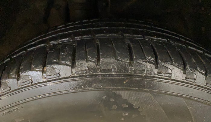 2022 Mahindra XUV700 AX 5 P MT 7 STR, Petrol, Manual, 32,365 km, Right Rear Tyre Tread