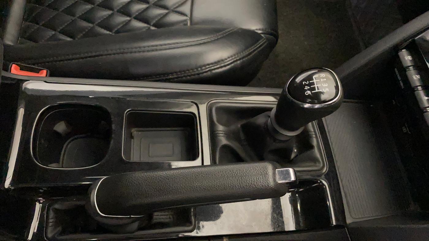 2022 Mahindra XUV700 AX 5 P MT 7 STR, Petrol, Manual, 33,015 km, Gear Lever
