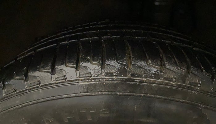 2022 Mahindra XUV700 AX 5 P MT 7 STR, Petrol, Manual, 32,365 km, Left Rear Tyre Tread