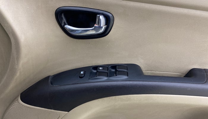 2014 Hyundai i10 SPORTZ 1.2, CNG, Manual, 86,107 km, Driver Side Door Panels Control