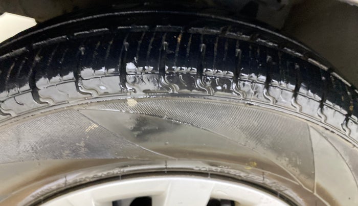 2014 Hyundai i10 SPORTZ 1.2, CNG, Manual, 86,107 km, Left Front Tyre Tread