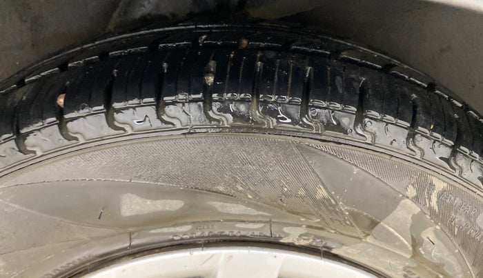 2014 Hyundai i10 SPORTZ 1.2, CNG, Manual, 86,107 km, Left Rear Tyre Tread