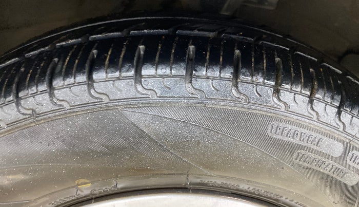 2014 Hyundai i10 SPORTZ 1.2, CNG, Manual, 86,107 km, Right Front Tyre Tread