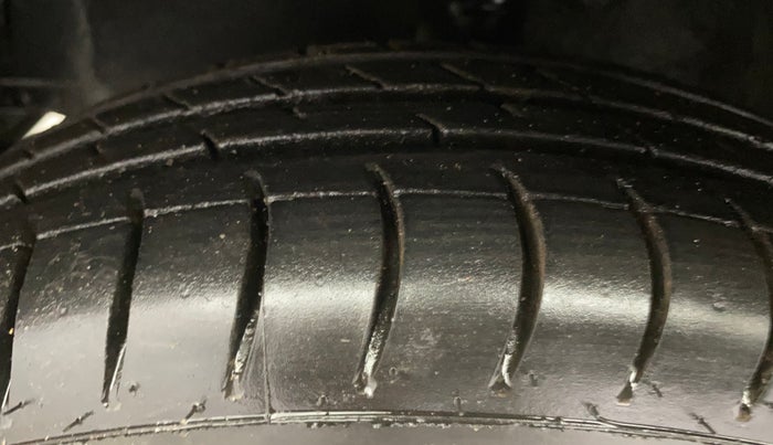 2015 Hyundai Eon D-LITE+, Petrol, Manual, 31,222 km, Left Front Tyre Tread