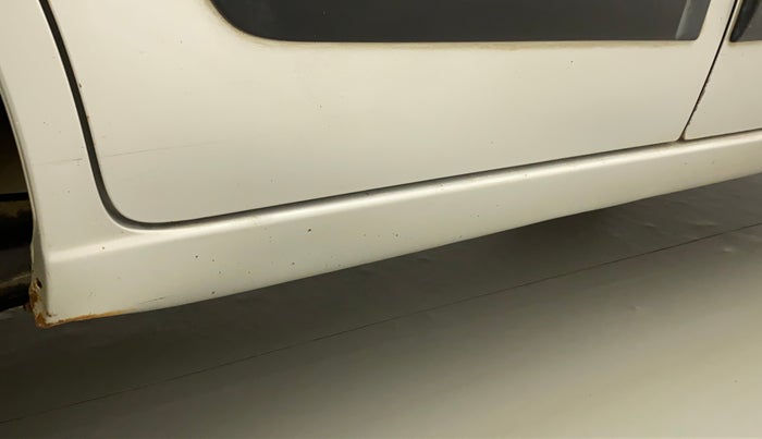 2016 Maruti Wagon R 1.0 VXI, Petrol, Manual, 99,049 km, Right running board - Minor scratches