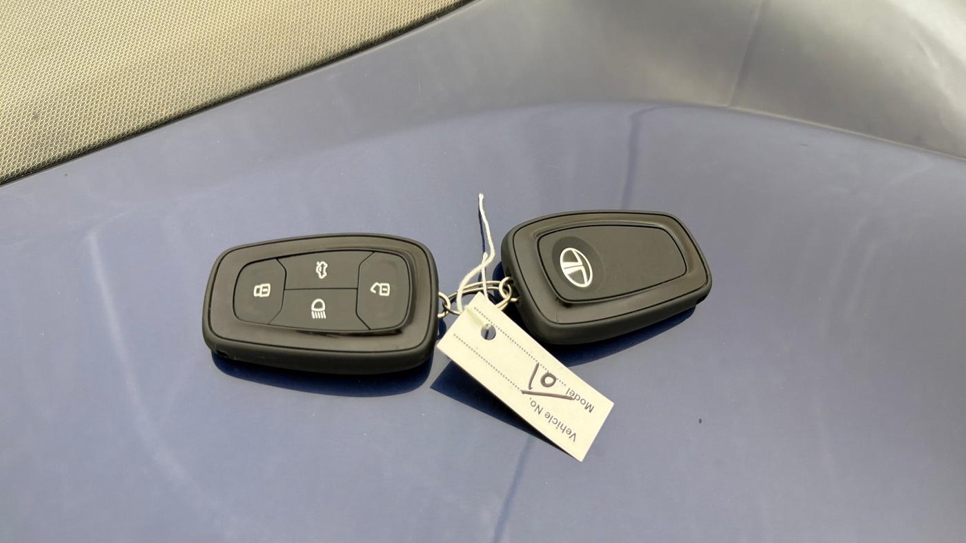 2024 Tata ALTROZ XZA PLUS (O) SUNROOF P , Petrol, Automatic, 7,795 km, Key Close Up