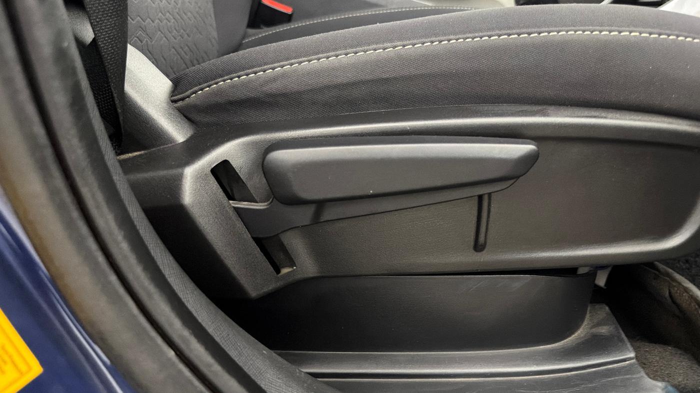 2024 Tata ALTROZ XZA PLUS (O) SUNROOF P , Petrol, Automatic, 7,795 km, Driver Side Adjustment Panel