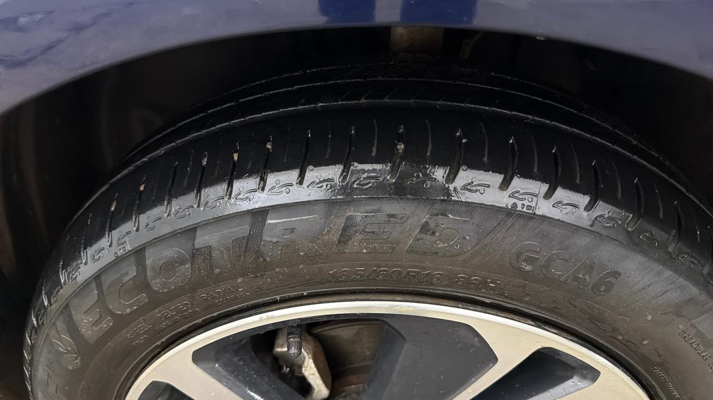 2024 Tata ALTROZ XZA PLUS (O) SUNROOF P , Petrol, Automatic, 7,795 km, Left Front Tyre Tread