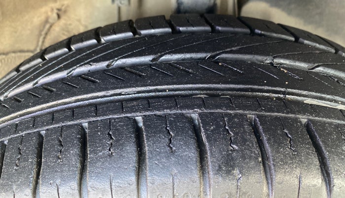 2016 Volkswagen Vento HIGHLINE 1.6 MPI, Petrol, Manual, 69,482 km, Right Front Tyre Tread