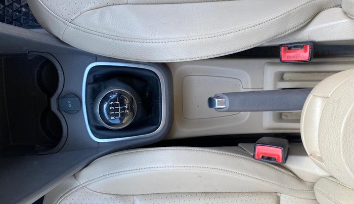 2016 Volkswagen Vento HIGHLINE 1.6 MPI, Petrol, Manual, 69,482 km, Gear Lever