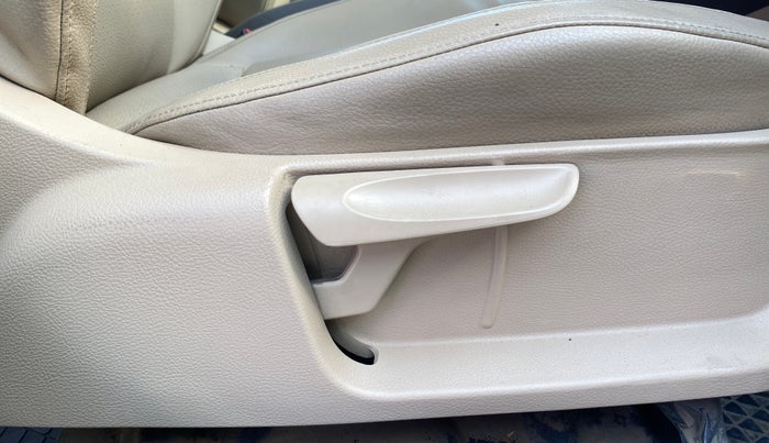 2016 Volkswagen Vento HIGHLINE 1.6 MPI, Petrol, Manual, 69,482 km, Driver Side Adjustment Panel