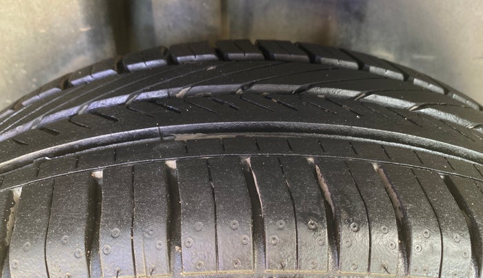 2016 Volkswagen Vento HIGHLINE 1.6 MPI, Petrol, Manual, 69,482 km, Right Rear Tyre Tread