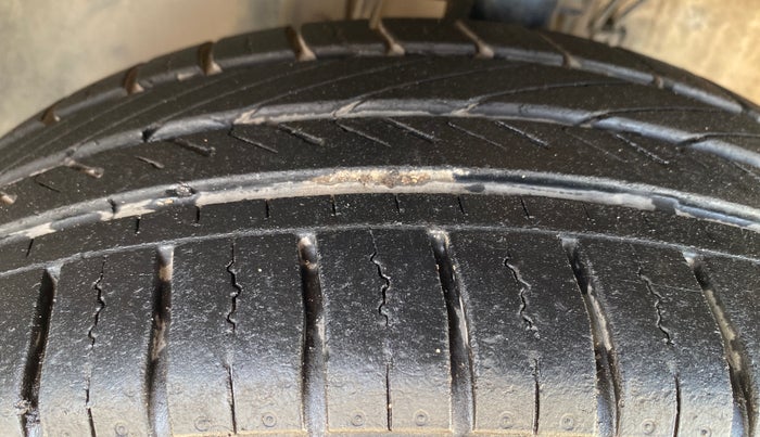 2016 Volkswagen Vento HIGHLINE 1.6 MPI, Petrol, Manual, 69,482 km, Left Front Tyre Tread