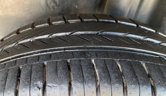 2016 Volkswagen Vento HIGHLINE 1.6 MPI, Petrol, Manual, 69,482 km, Left Rear Tyre Tread