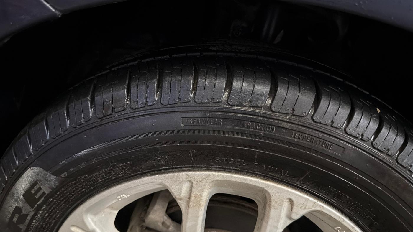 2018 Maruti Swift ZXI, Petrol, Manual, 92,845 km, Left Front Tyre Tread
