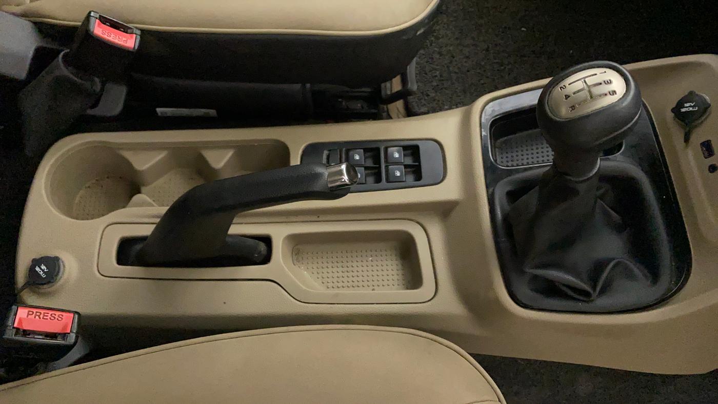 2018 Mahindra TUV300 T10, Diesel, Manual, 69,726 km, Gear Lever