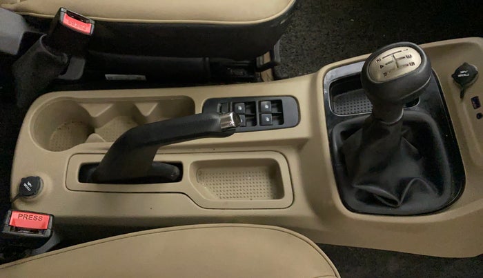 2018 Mahindra TUV300 T10, Diesel, Manual, 69,726 km, Gear Lever