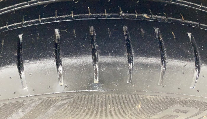 2023 Toyota Glanza V, Petrol, Manual, 32,482 km, Right Front Tyre Tread