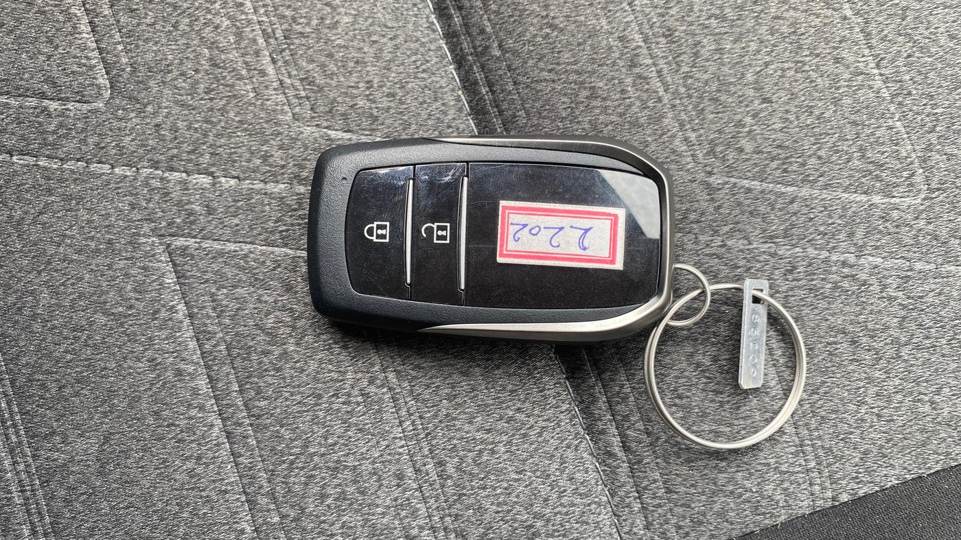 2023 Maruti Invicto ZETA PLUS 7 STR STRONG HYBRID, Hybrid, Automatic, 43,056 km, Key Close Up
