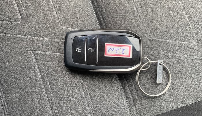 2023 Maruti Invicto ZETA PLUS 7 STR STRONG HYBRID, Hybrid, Automatic, 42,941 km, Key Close Up