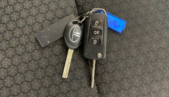 2021 Tata ALTROZ XM PLUS PETROL, CNG, Manual, 56,683 km, Key Close Up