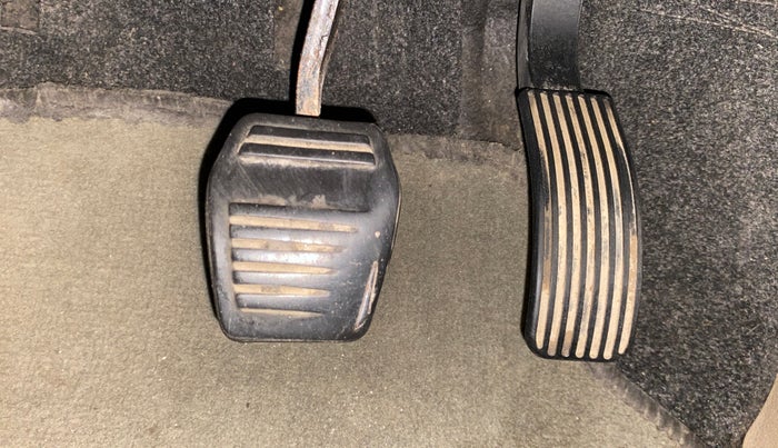 2018 Mahindra TUV300 T10 AMT, Diesel, Automatic, 82,048 km, Pedals