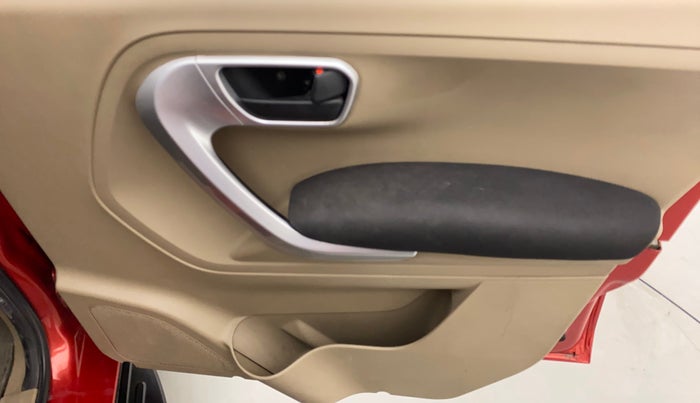 2018 Mahindra TUV300 T10 AMT, Diesel, Automatic, 82,048 km, Driver Side Door Panels Control